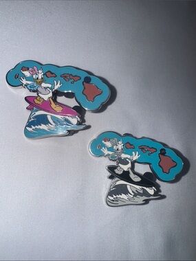 Disney American Adventures Pins Daisy HI Hawaii Surfing pin chaser